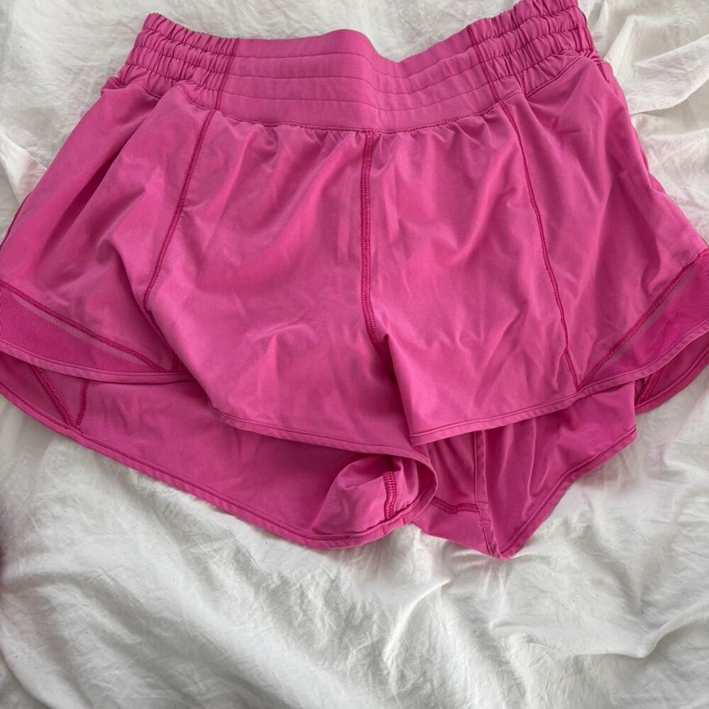 LULULEMON Hotty Hot HiRise 2.5 Athletic Sz 8 Women's Pink Shorts Exclusive color